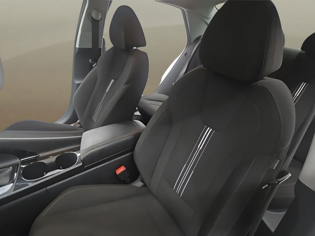 Used 2025 White Hyundai SEL Convenience image 13