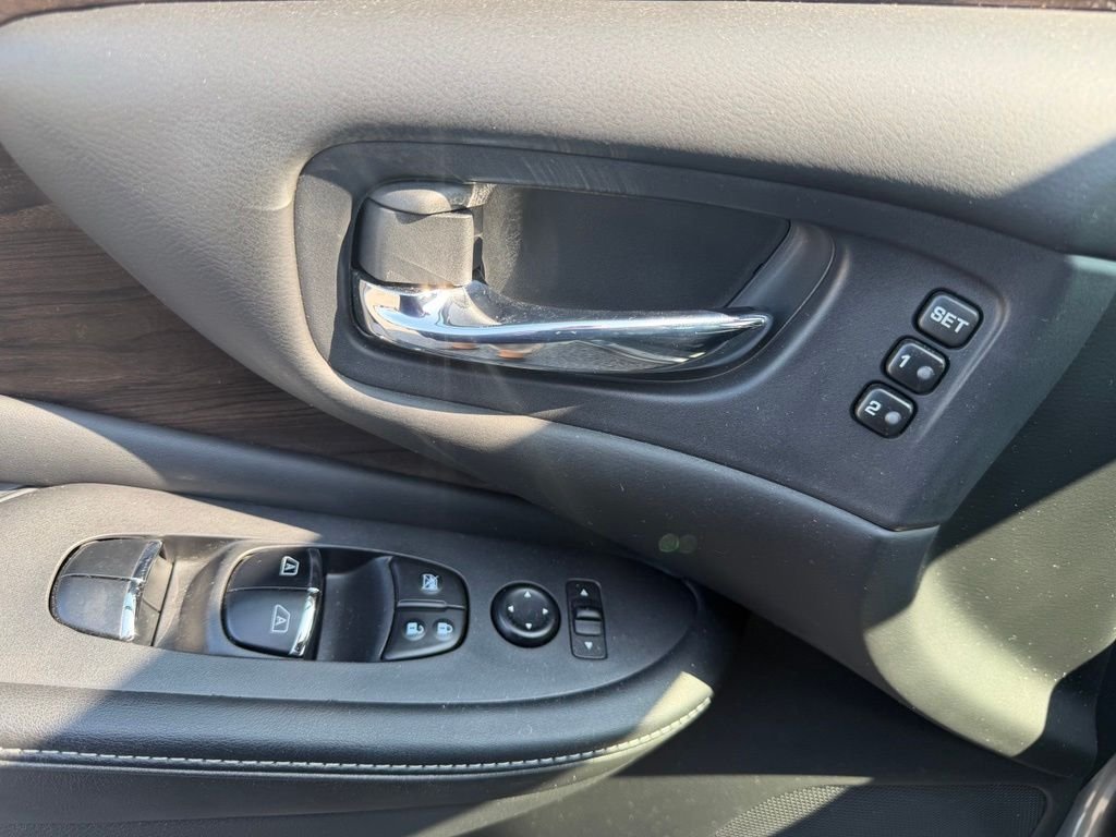 Used 2020 Gray Nissan Platinum image 11