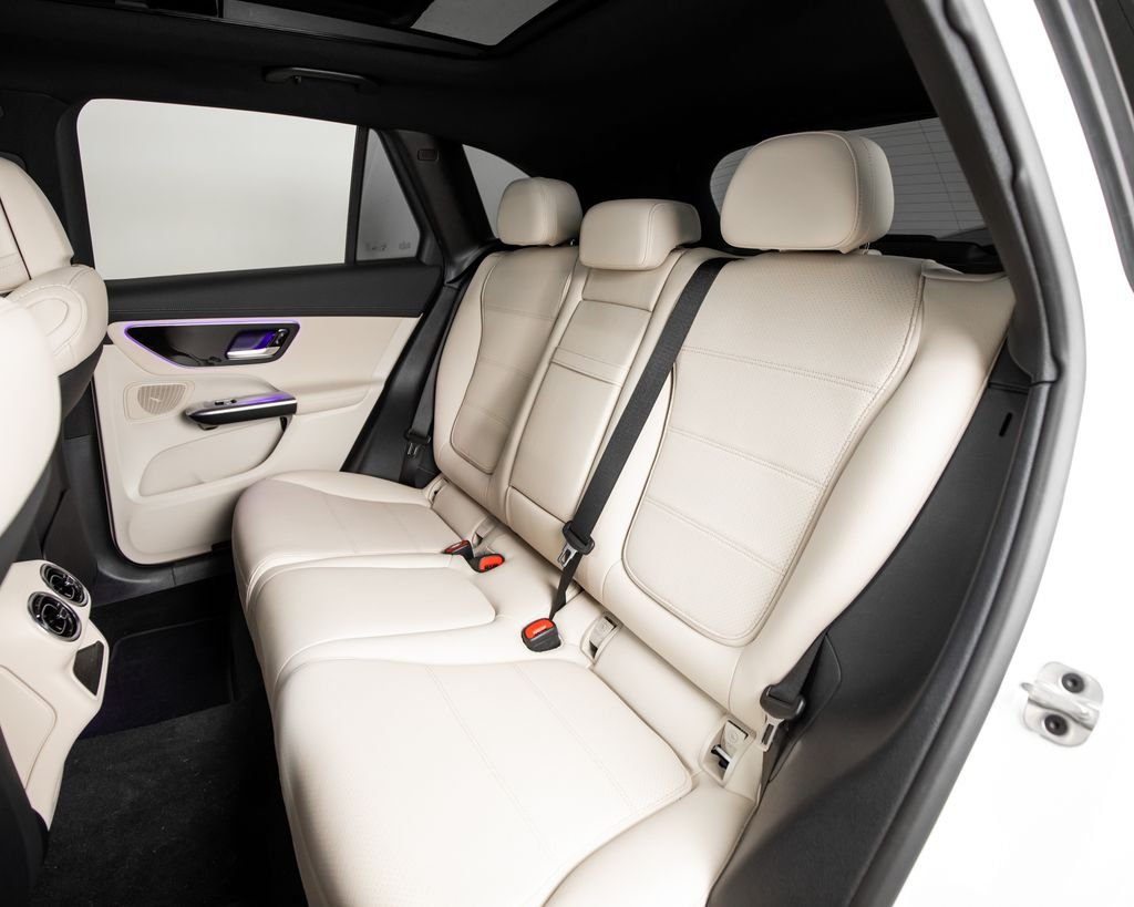 Certified Used 2025  Mercedes-Benz GLC 300 image 10