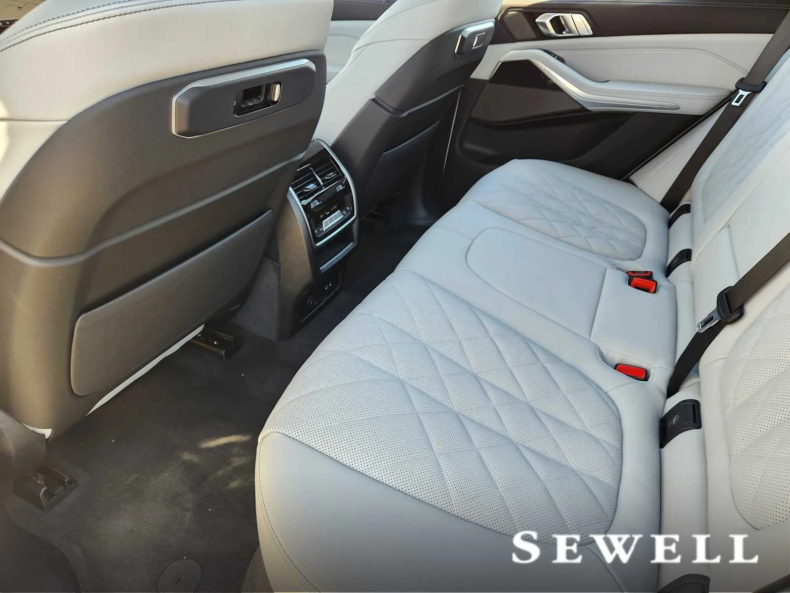 New 2026 Mineral White Metallic BMW xDrive40i image 7