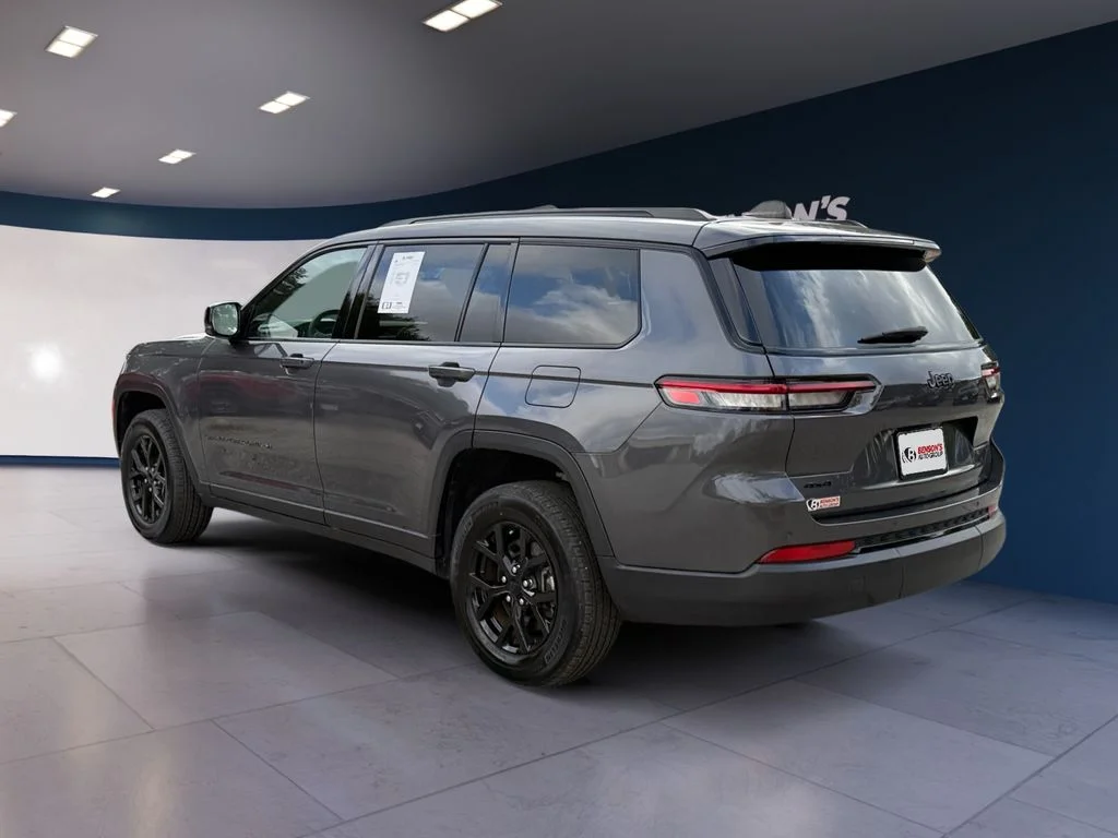 Used 2024 Gray Jeep Altitude image 3