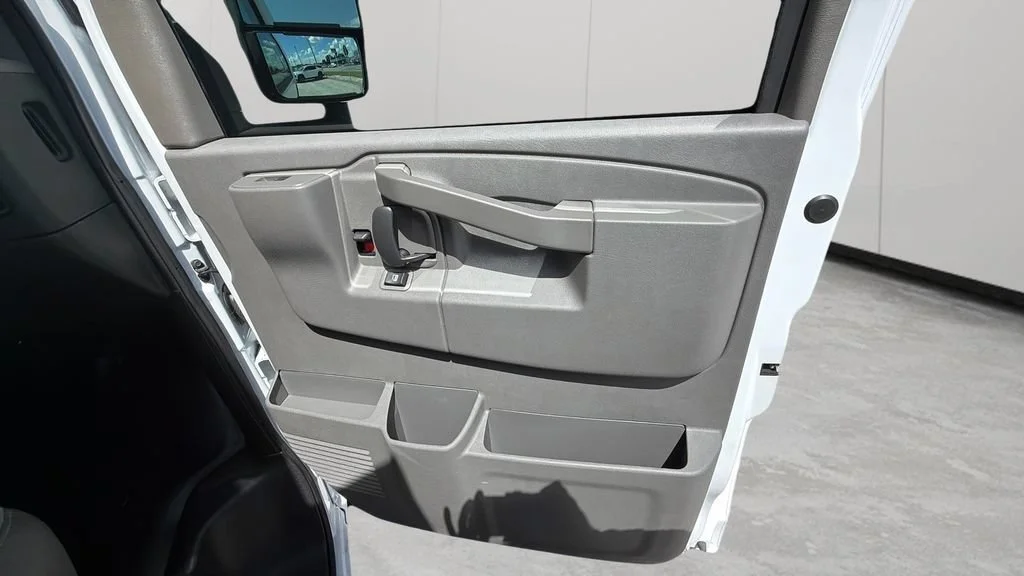 New 2026 Summit White Chevrolet 1WT image 24