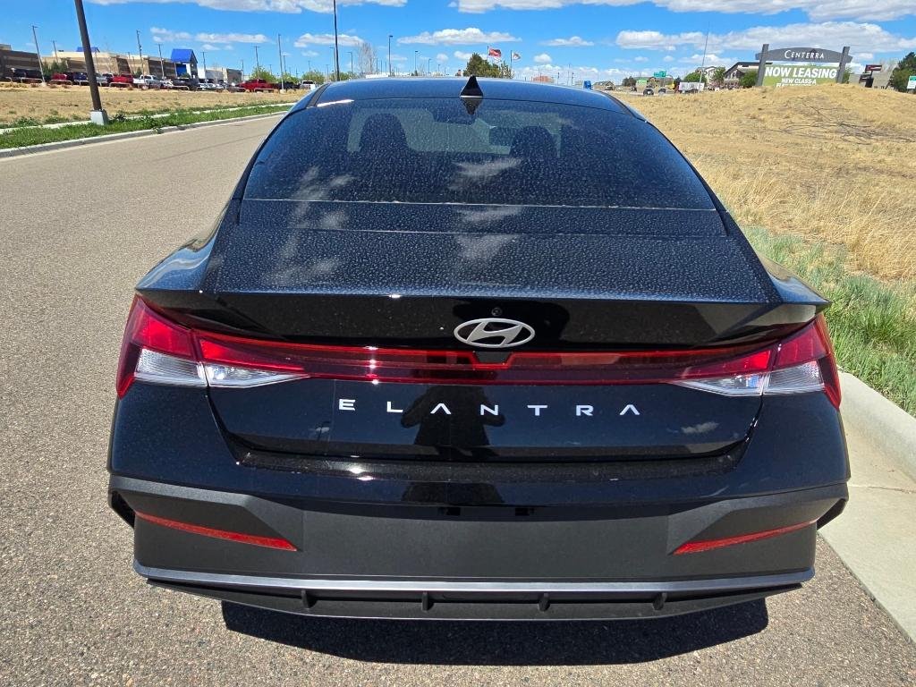 New 2026 Abyss Black Hyundai SE image 4