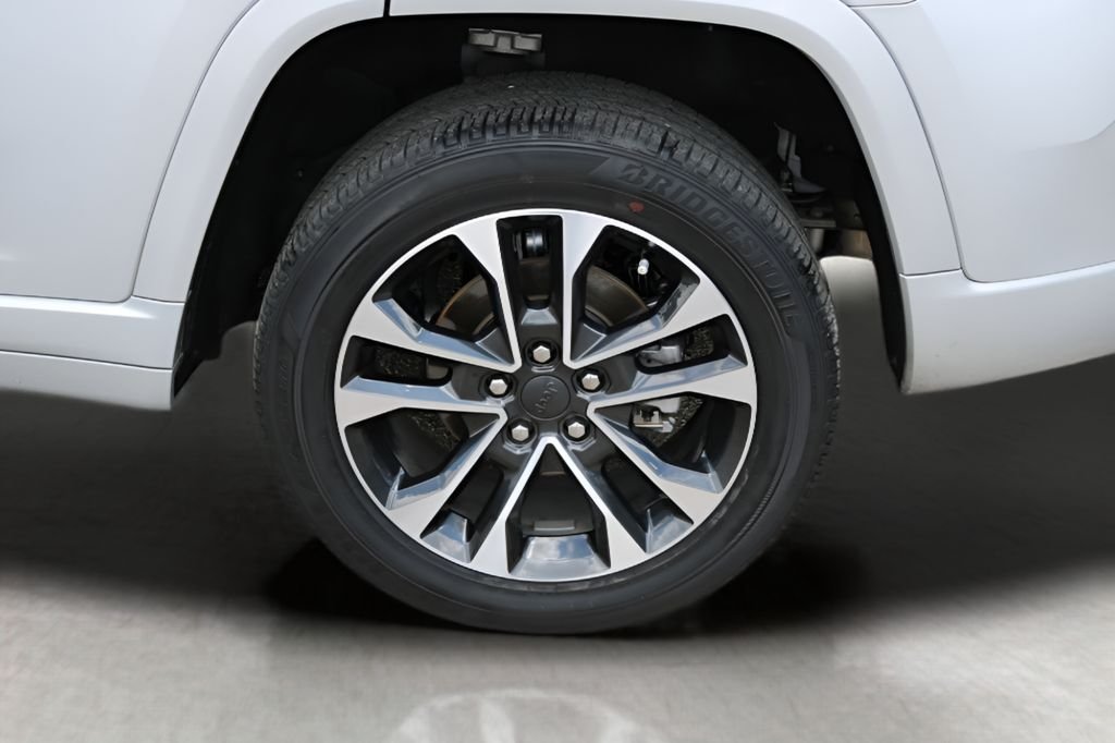 Used 2022 Silver Jeep Overland image 9