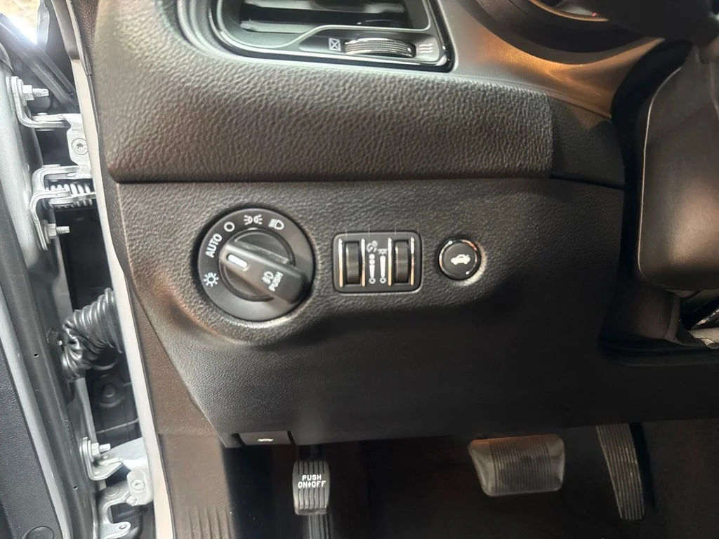 Used 2023 Triple Nickel Clearcoat Dodge SXT image 15