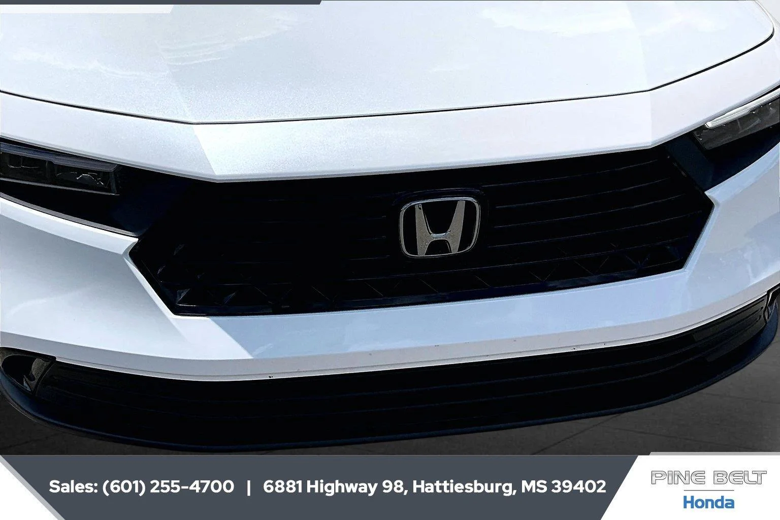 Used 2025 Platinum White Pearl Honda SE image 21