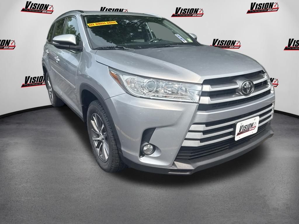 Used 2019 Silver Toyota XLE image 3