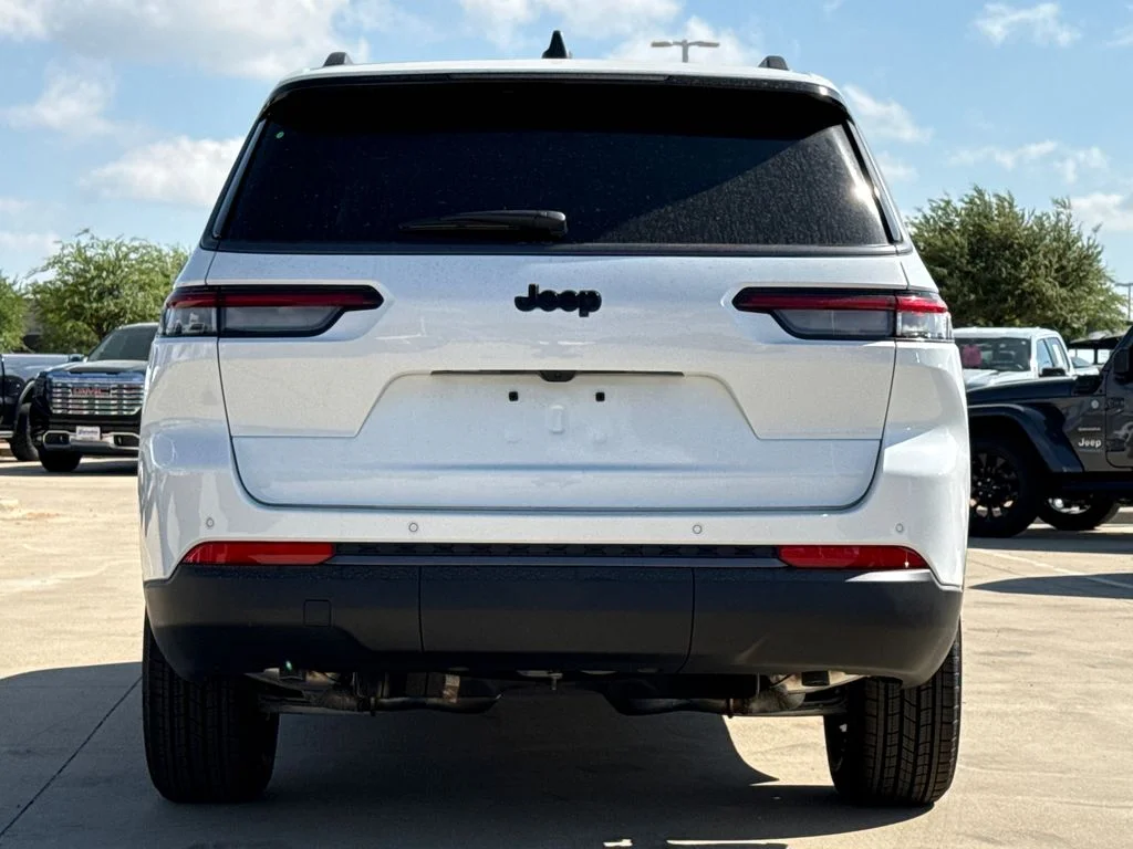 New 2026 Bright White Clear-Coat Exterior Paint Jeep Altitude image 6