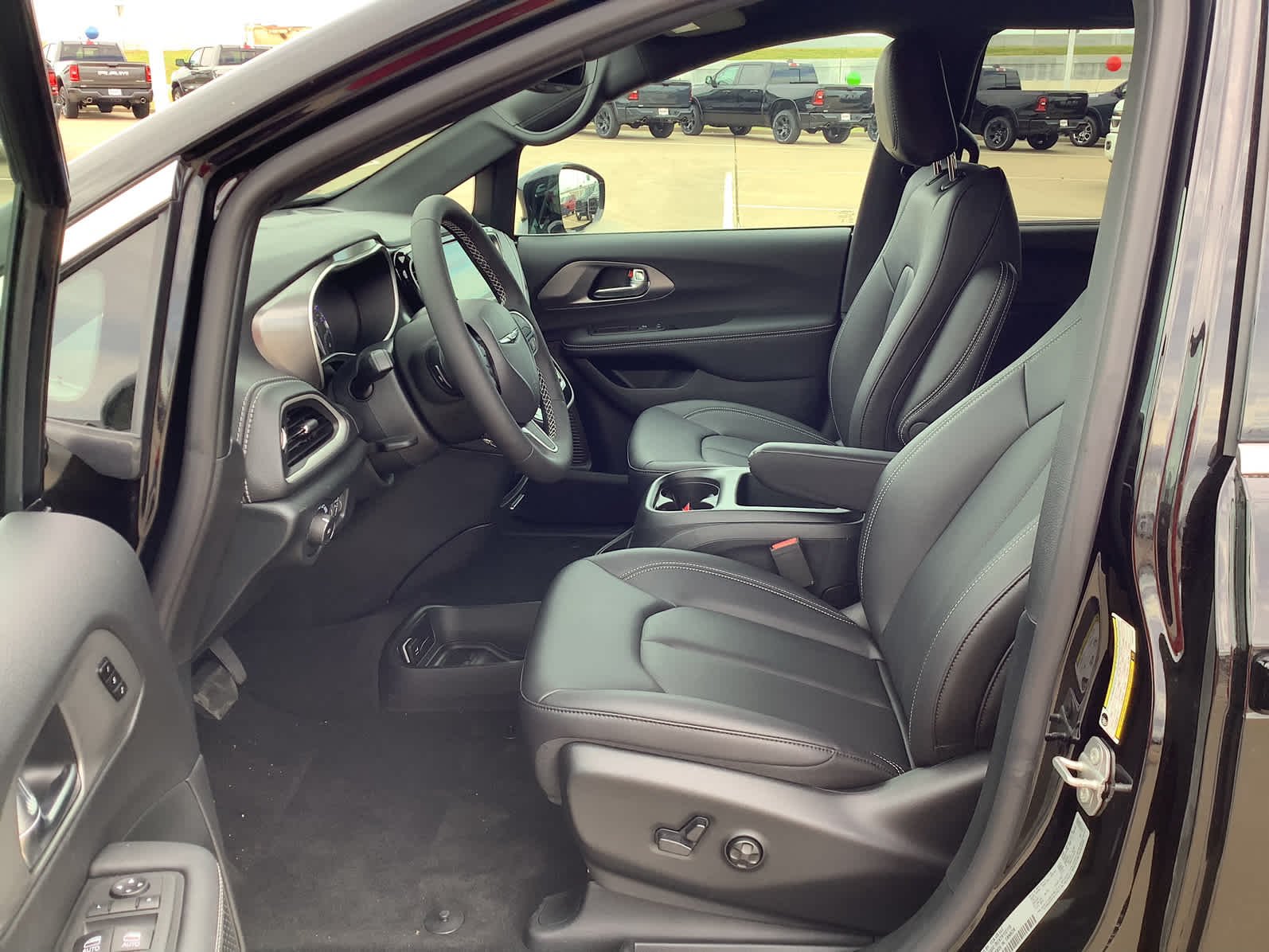 2026 Chrysler Pacifica Select - Photo 11