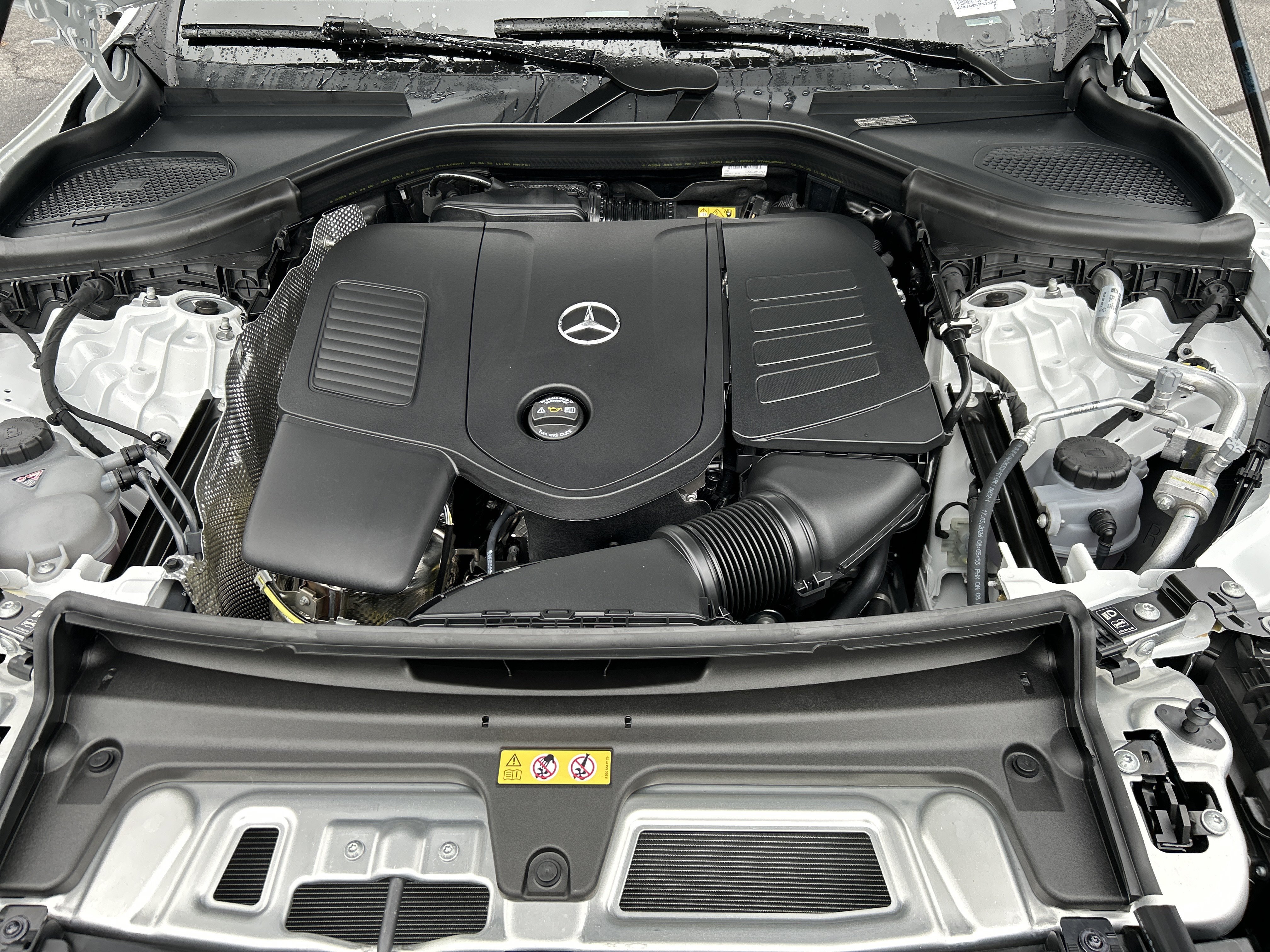 New 2026 MANUFAKTUR Moonlight White Metallic Mercedes-Benz GLC 300 4MATIC® Coupe image 45