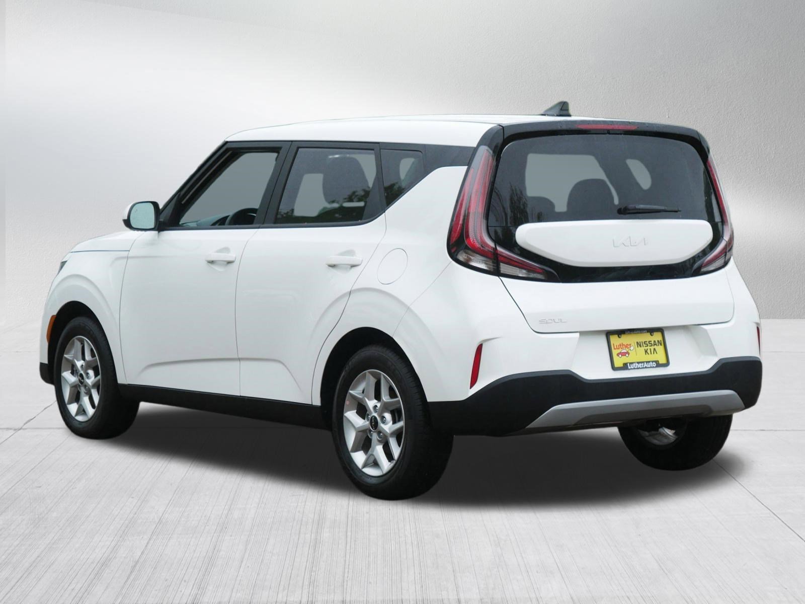 Used 2025  Kia LX image 5
