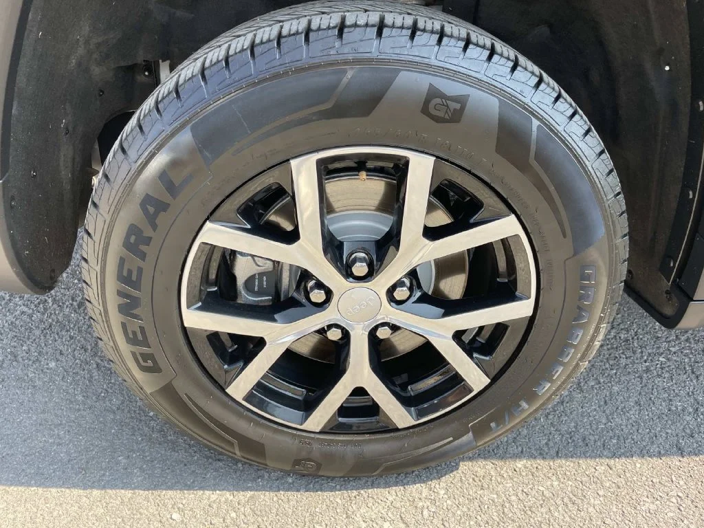 Used 2023 White Jeep Limited image 22