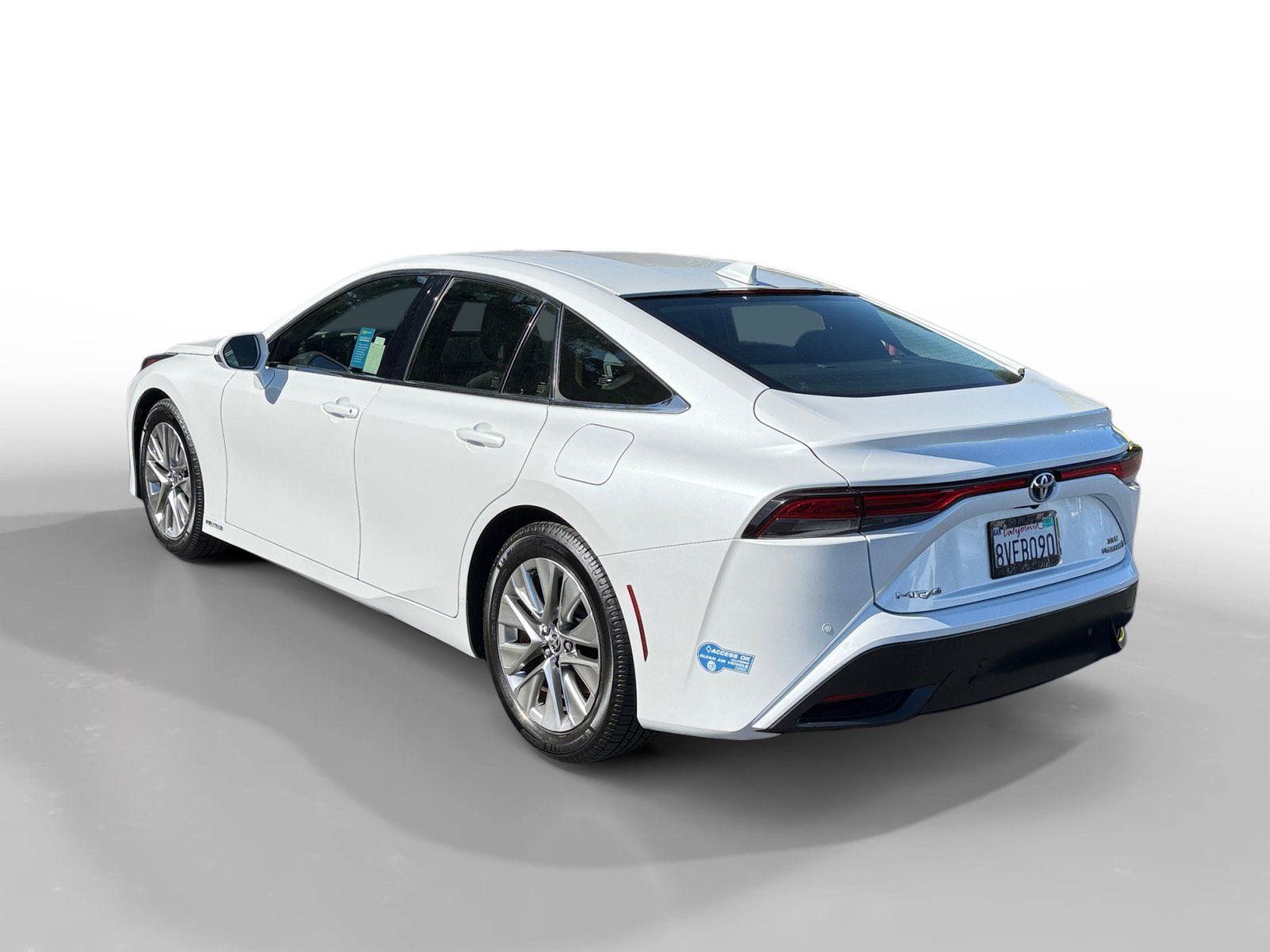 Used 2021 White Toyota XLE image 3
