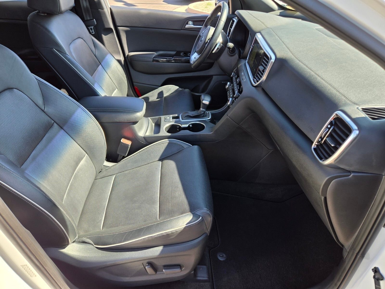 Used 2022 White Kia SX image 16