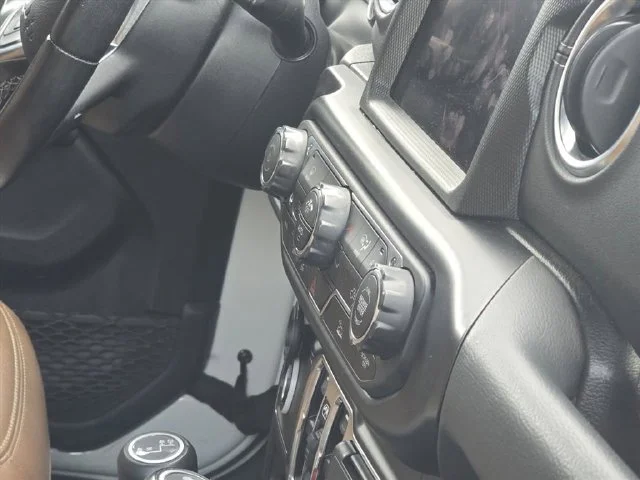 Used 2022 White Jeep Unlimited Sahara image 27