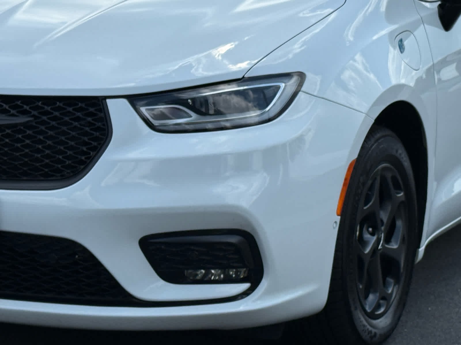 Used 2024 Bright White Clearcoat Chrysler Hybrid S Appearance Pkg image 10