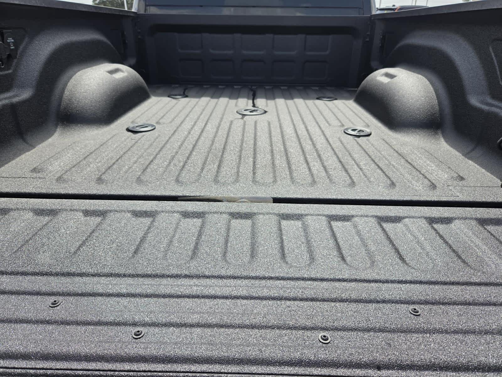 New 2026 Diamond Black Crystal Pearl-Coat Exterior Paint RAM Tradesman image 12