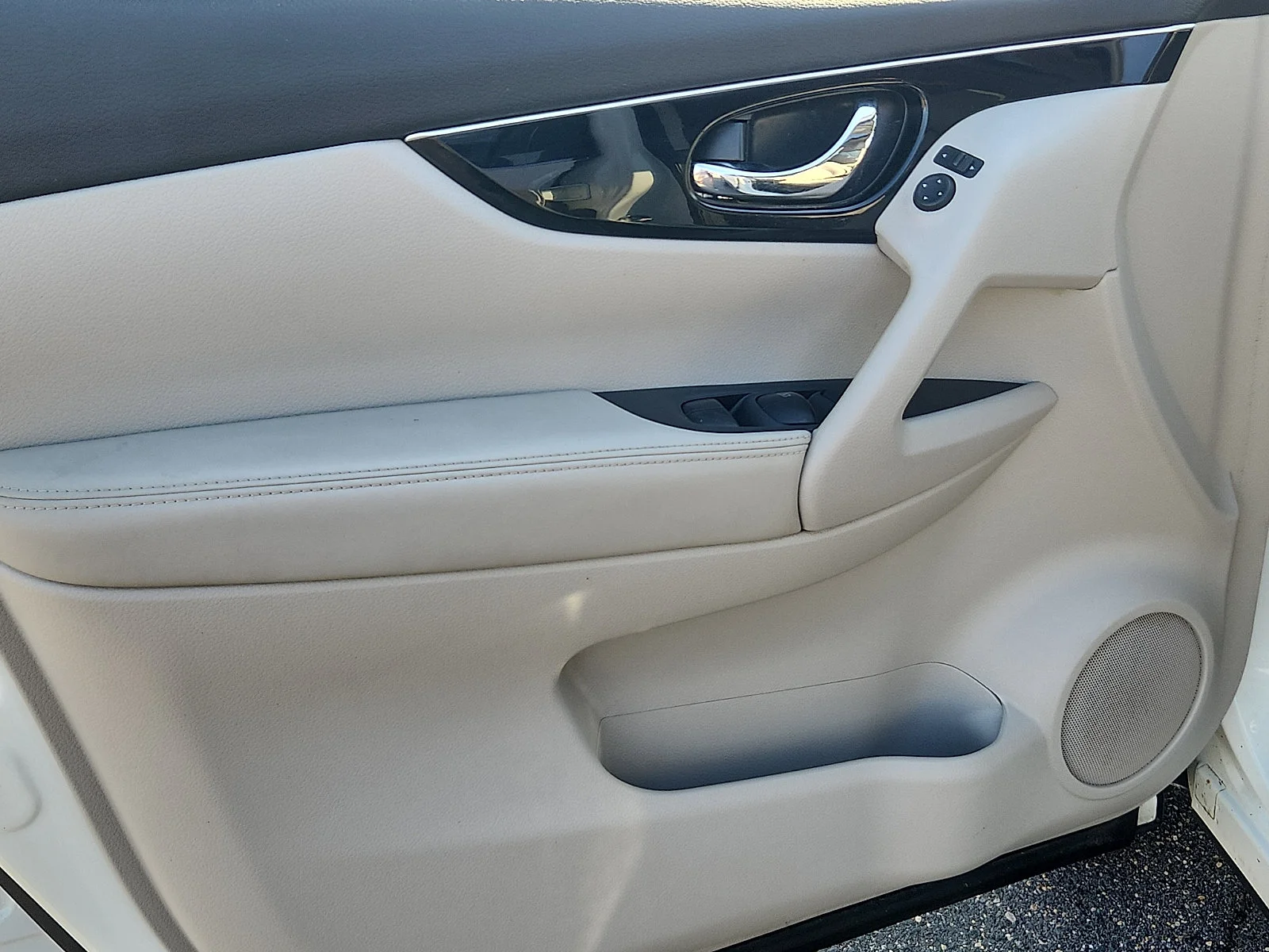 Used 2018 White Nissan SL image 12