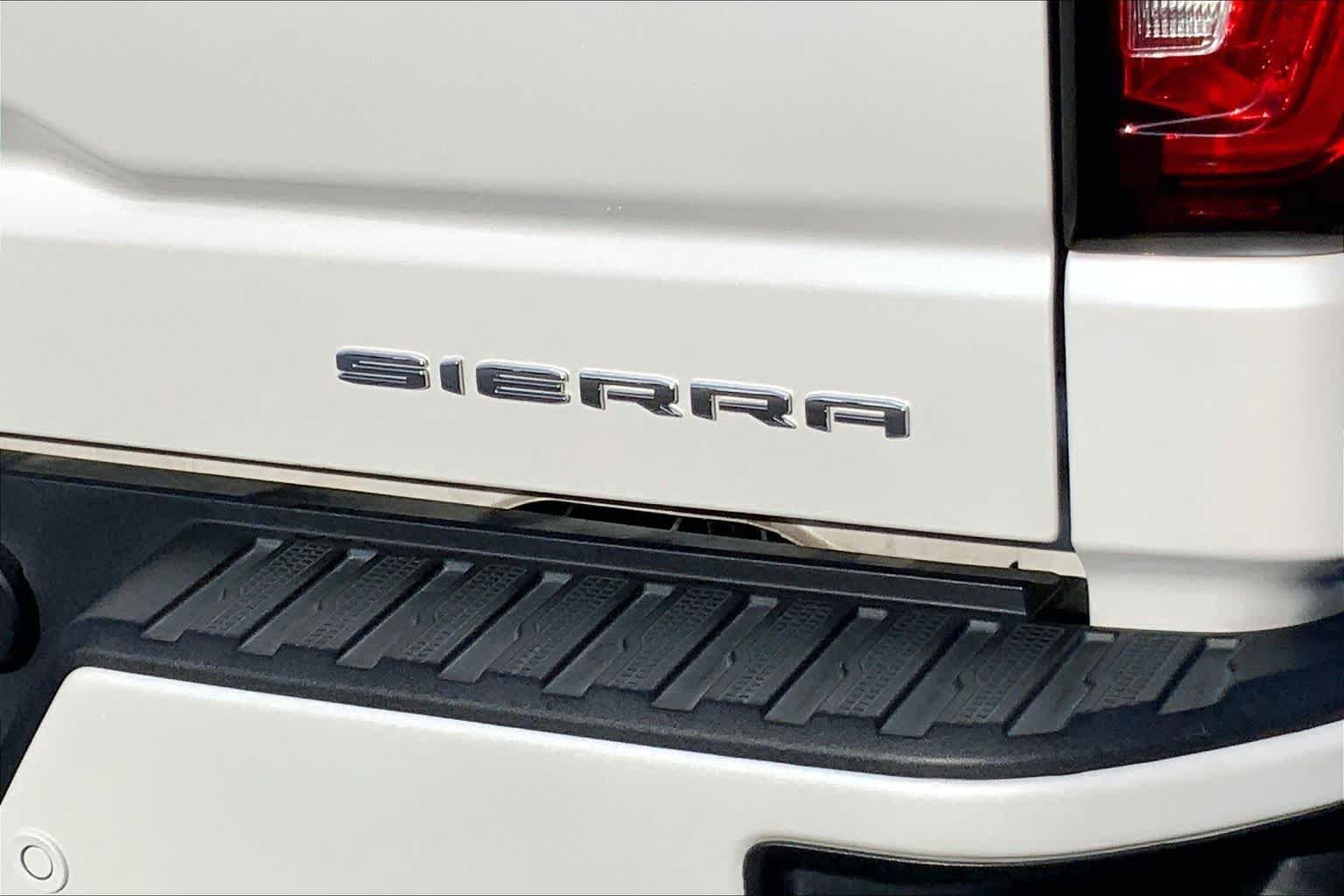 Used 2024 White Frost Tricoat GMC Denali image 10