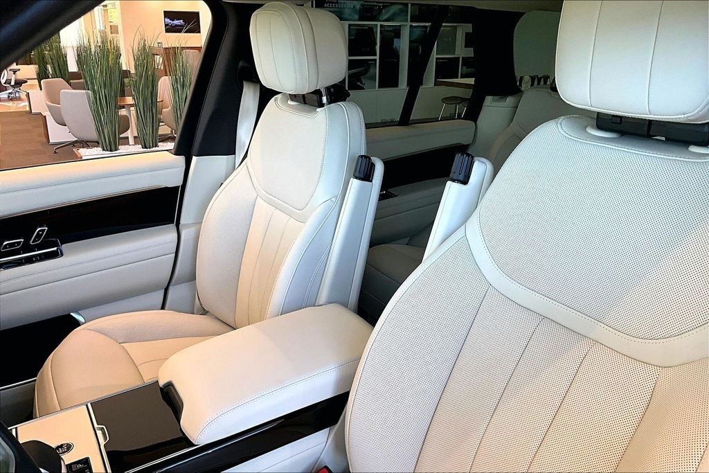 New 2026 Eiger Grey Land Rover SE image 16