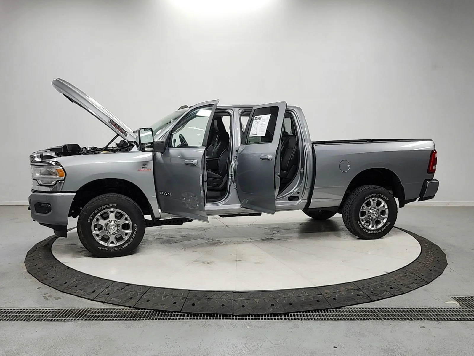 Used 2024 Silver Ram Laramie image 12