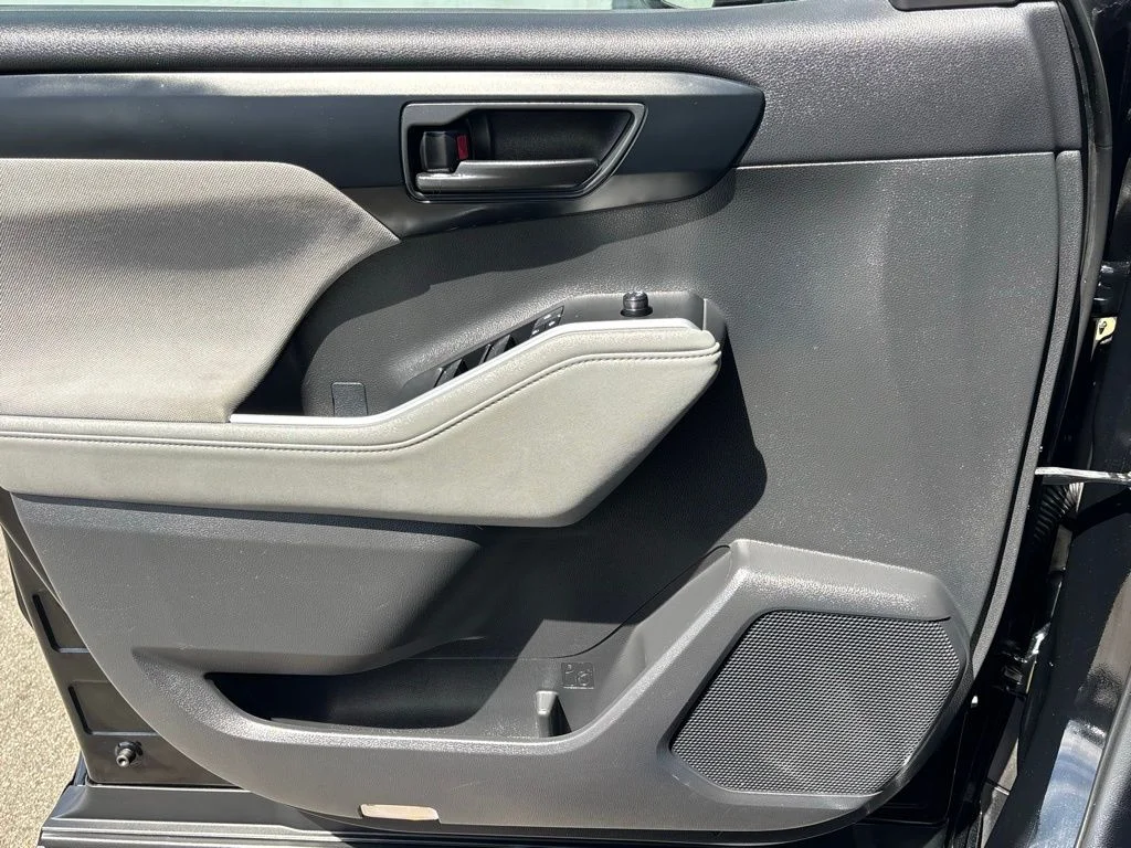 2023 Toyota Highlander L - Photo 12