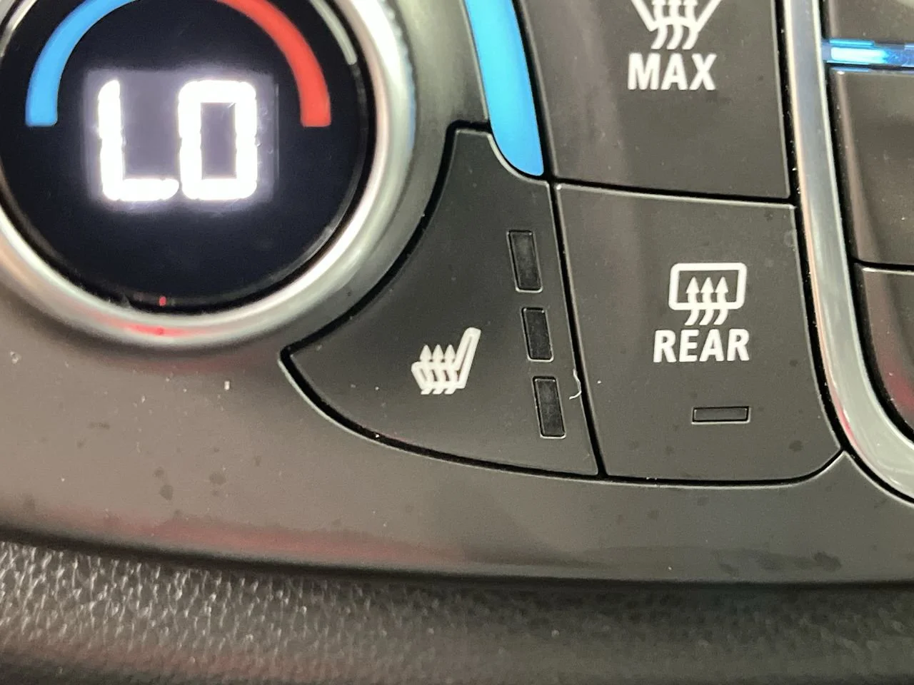 Used 2019 SUMMIT WHITE Chevrolet LT Cloth image 24