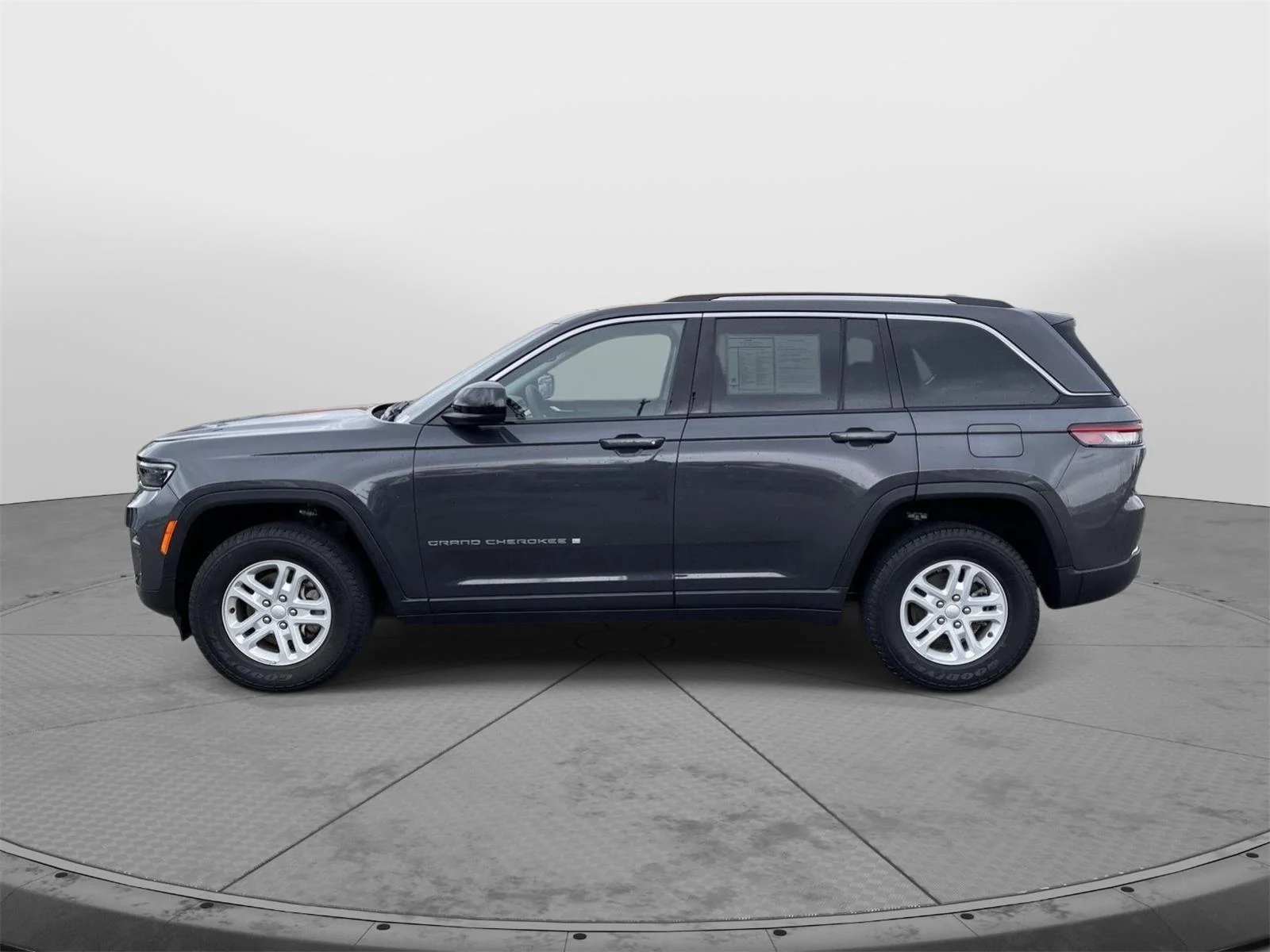 Used 2023 Baltic Gray Metallic Clearcoat Jeep Laredo image 18