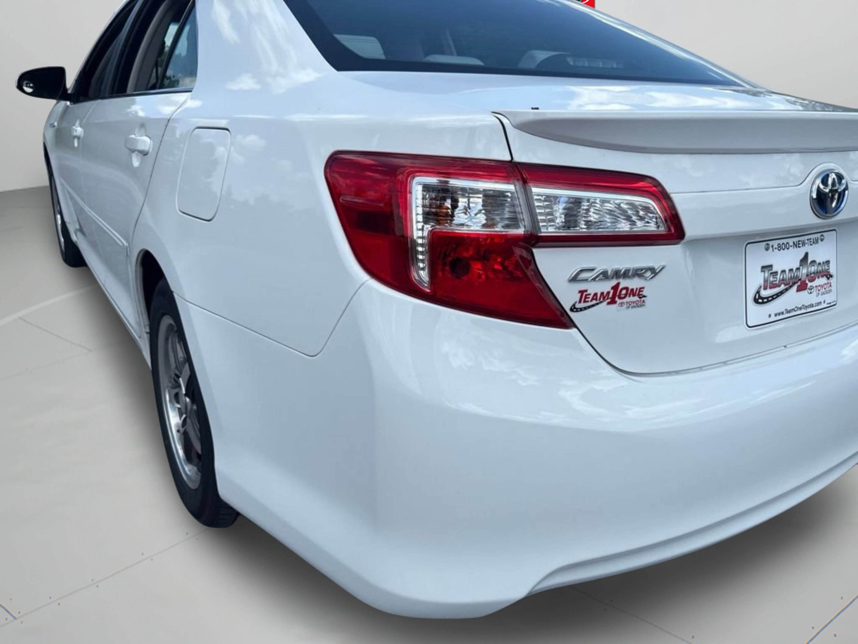 Used 2012 Super White Toyota LE image 30