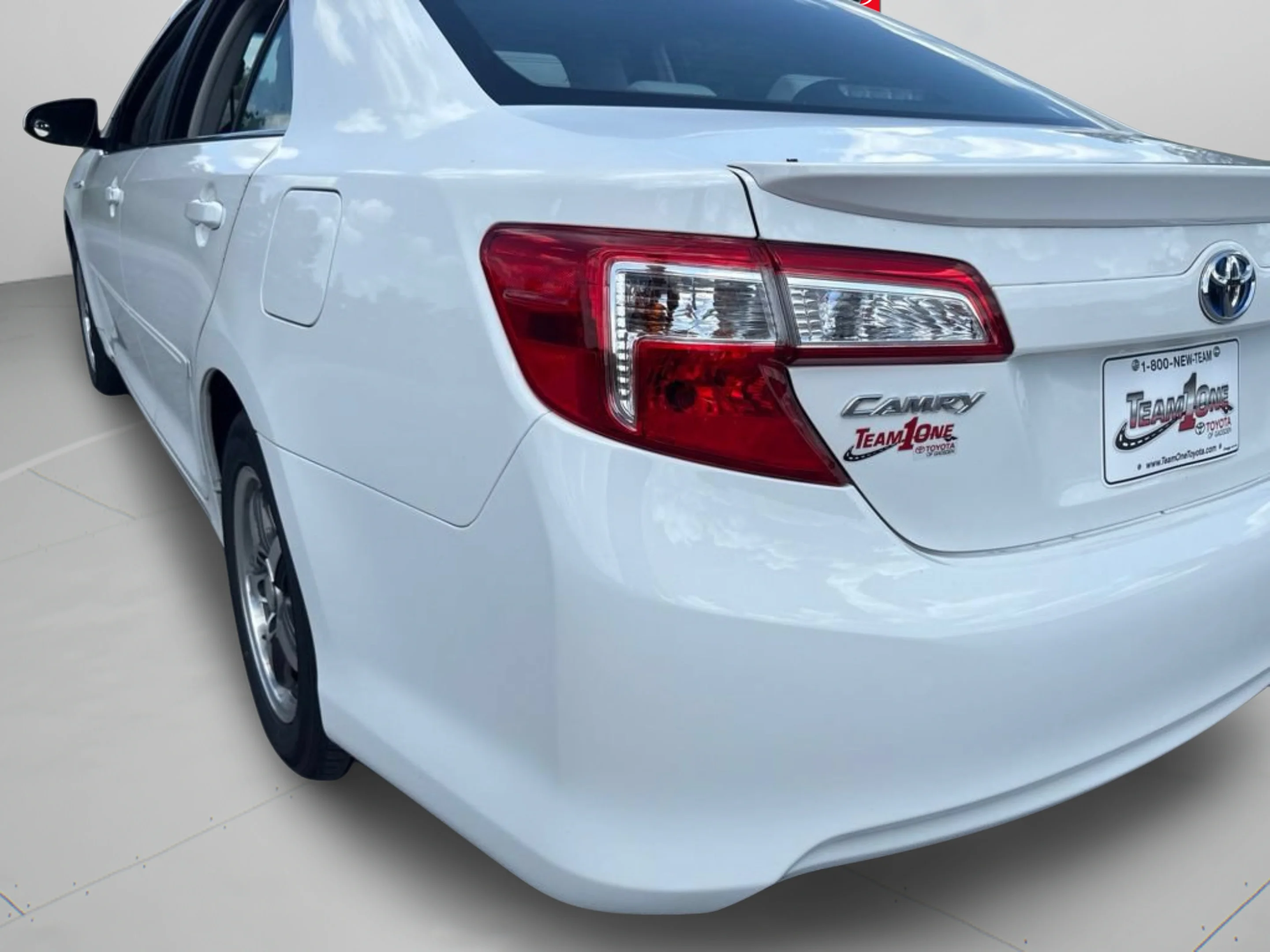 Used 2012 Super White Toyota LE image 30