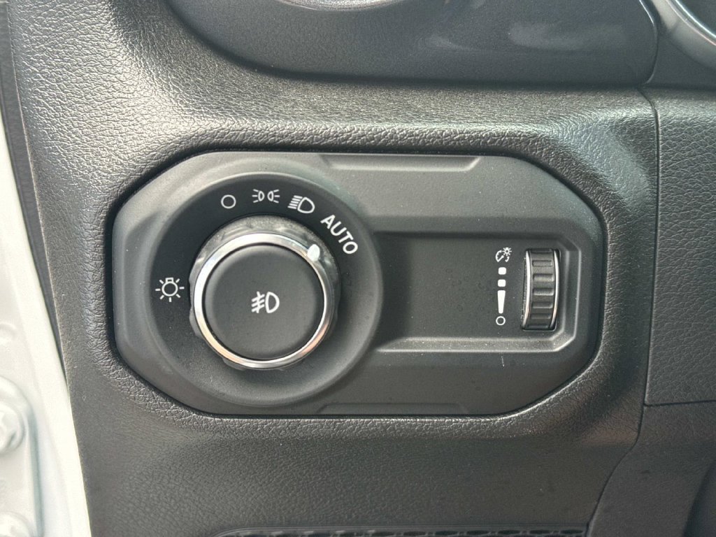 Used 2023 White Jeep Altitude image 39
