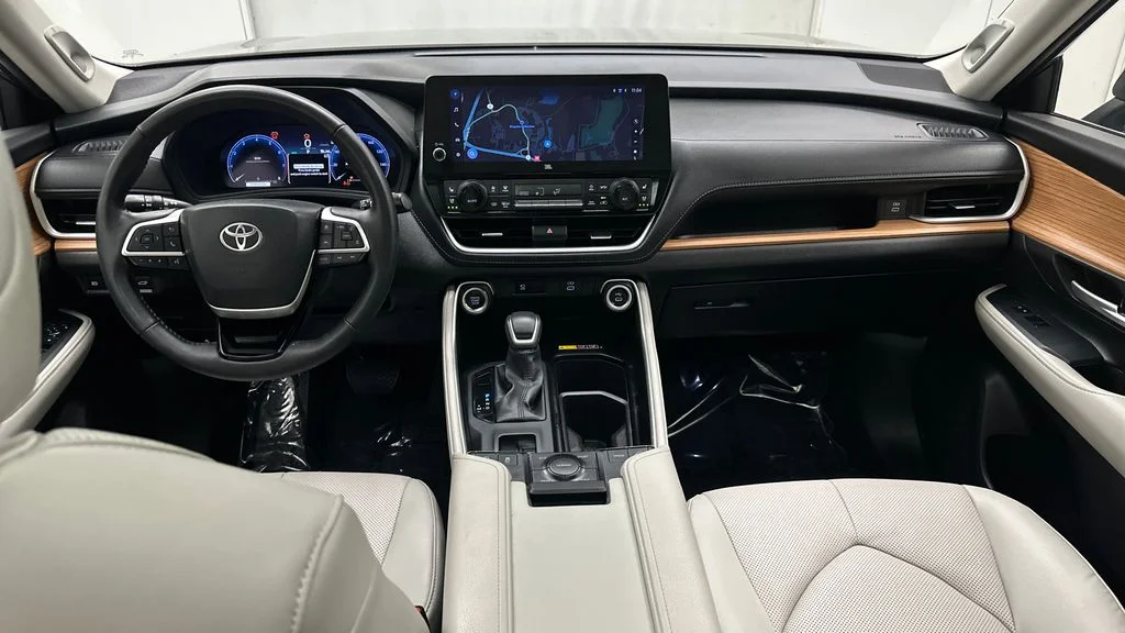 Certified Used 2025  Toyota Limited image 27