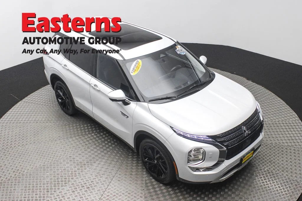 Used 2023 White Mitsubishi SE image 3