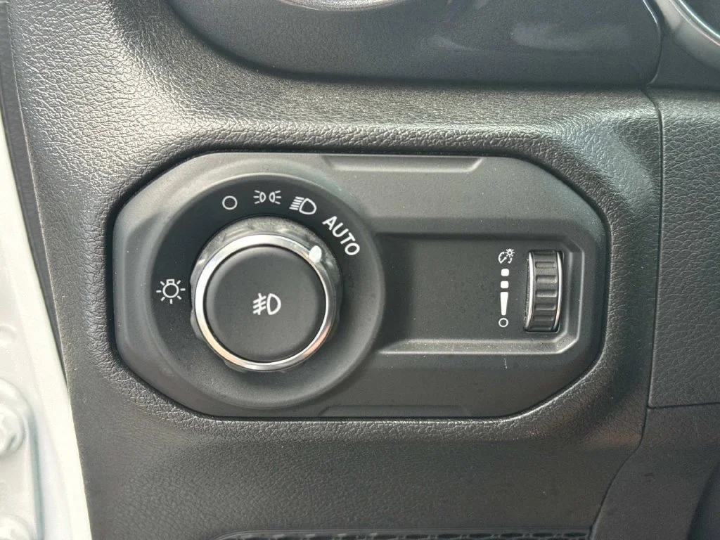 Used 2023 White Jeep Altitude image 39