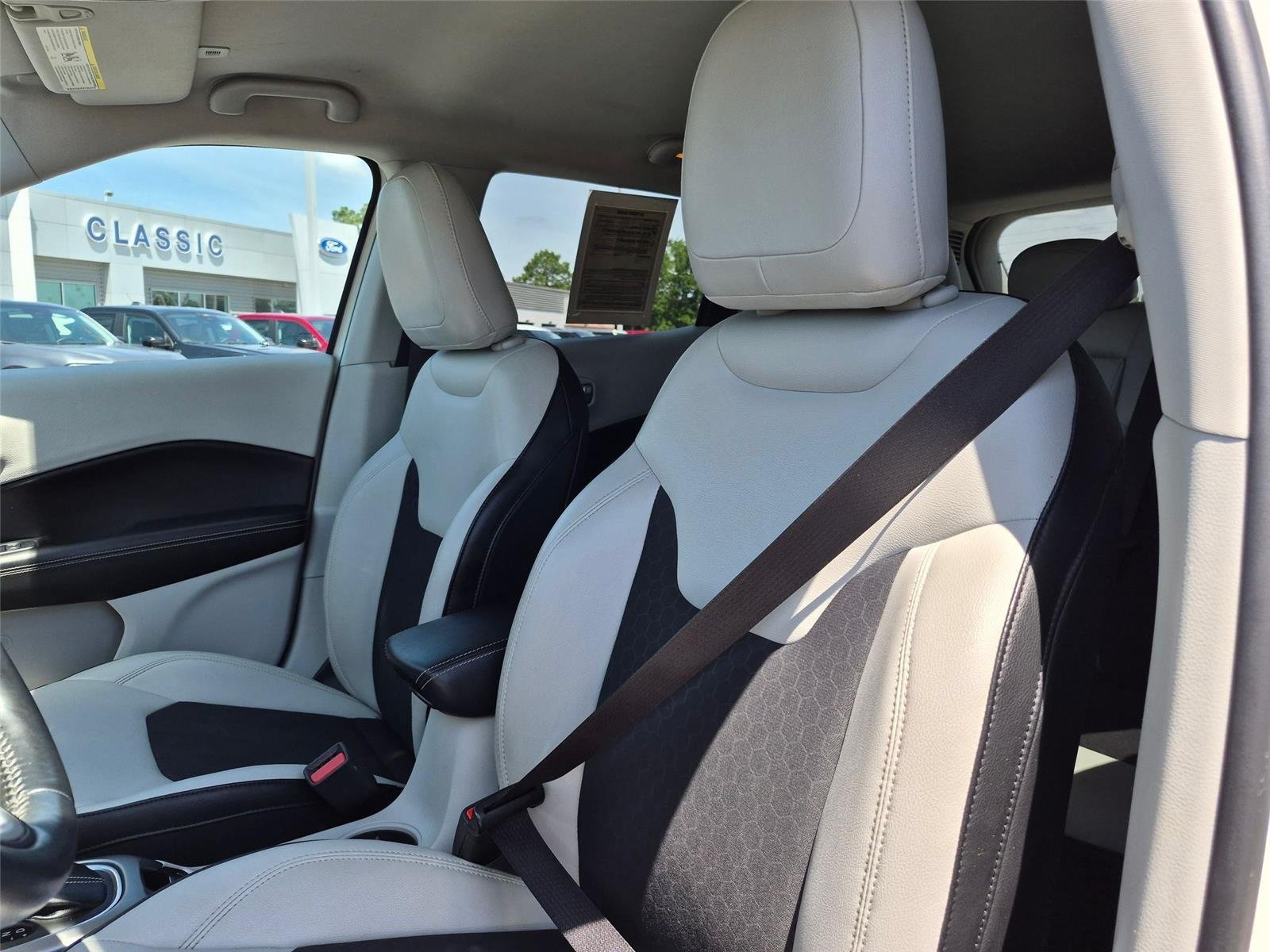 Used 2018 White Clearcoat Jeep Latitude image 14