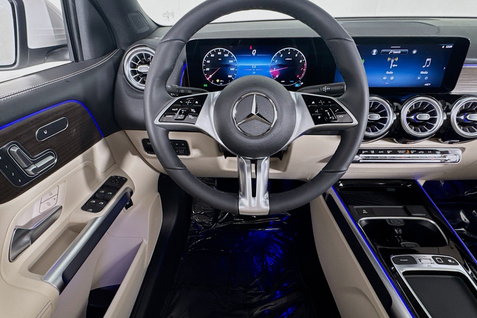 New 2026 Polar White Mercedes-Benz GLB 250 4MATIC® SUV image 4