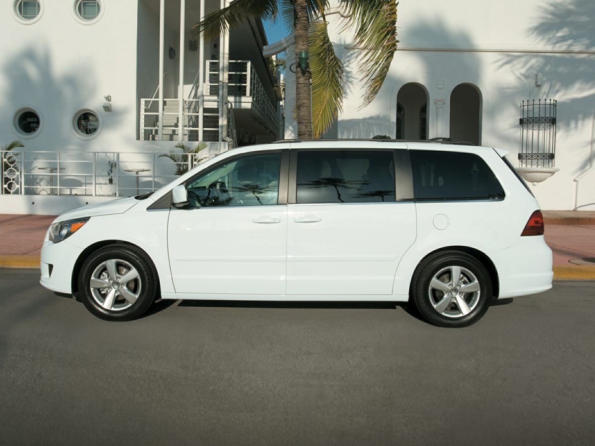 2012 Volkswagen Routan SE's photo