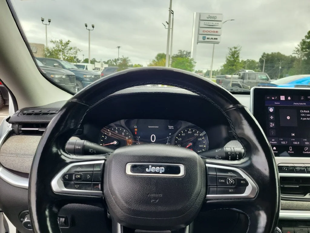 Used 2022 White Jeep Latitude image 31