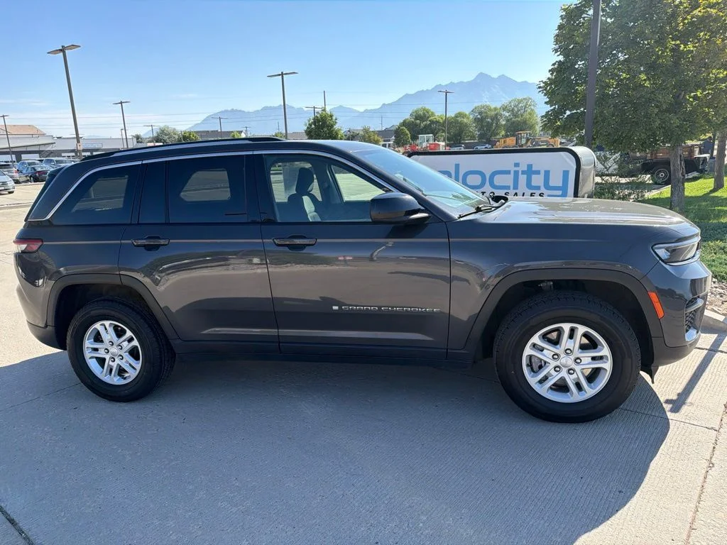 Used 2024 Gray Jeep Laredo image 8