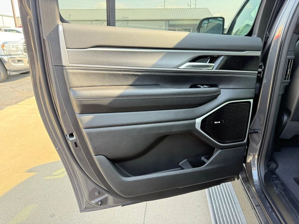 New 2026 Baltic-Gray Metallic Clear-Coat Exterior Paint Jeep Limited Altitude image 23