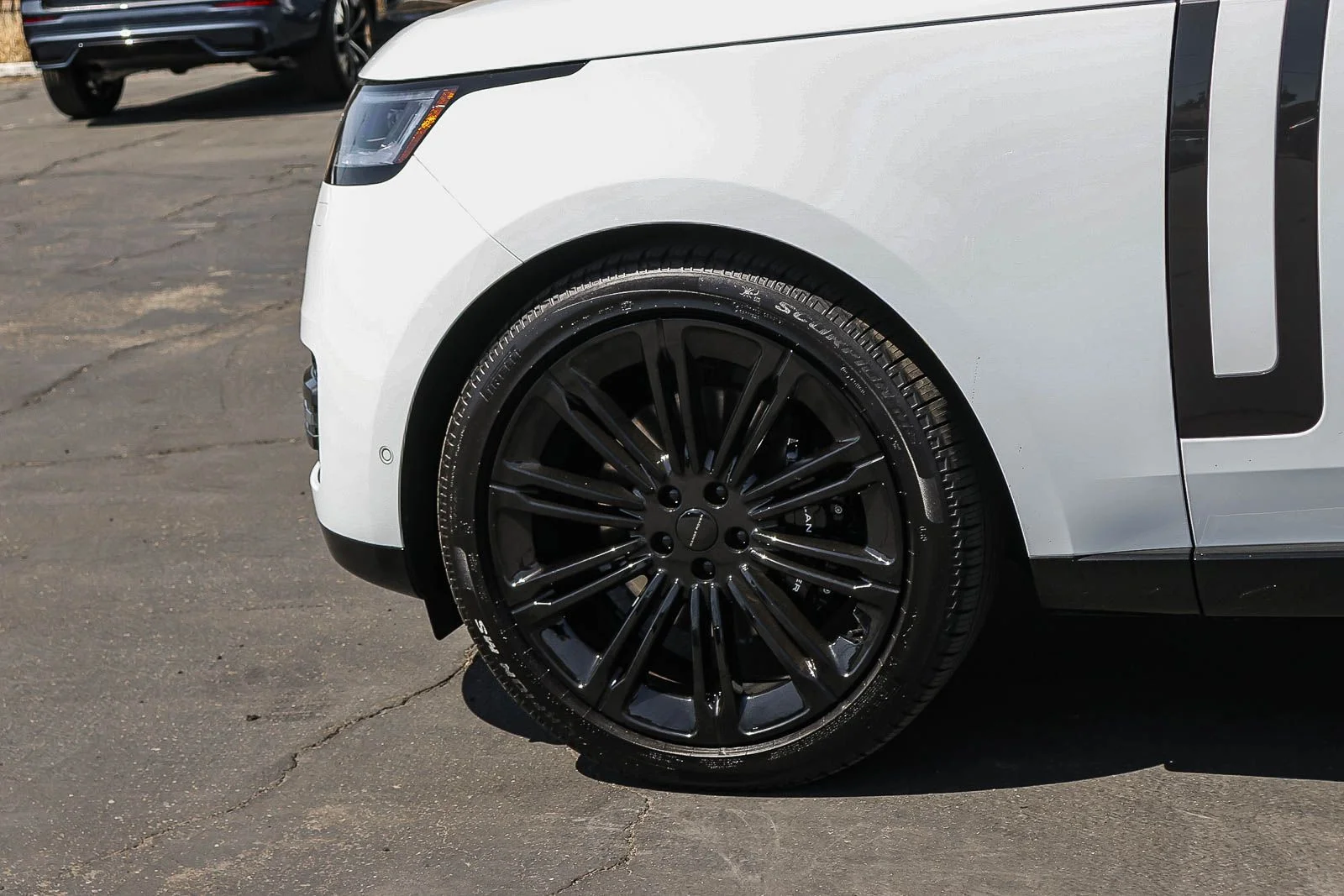 2026 Land Rover Range Rover SE - Photo 8