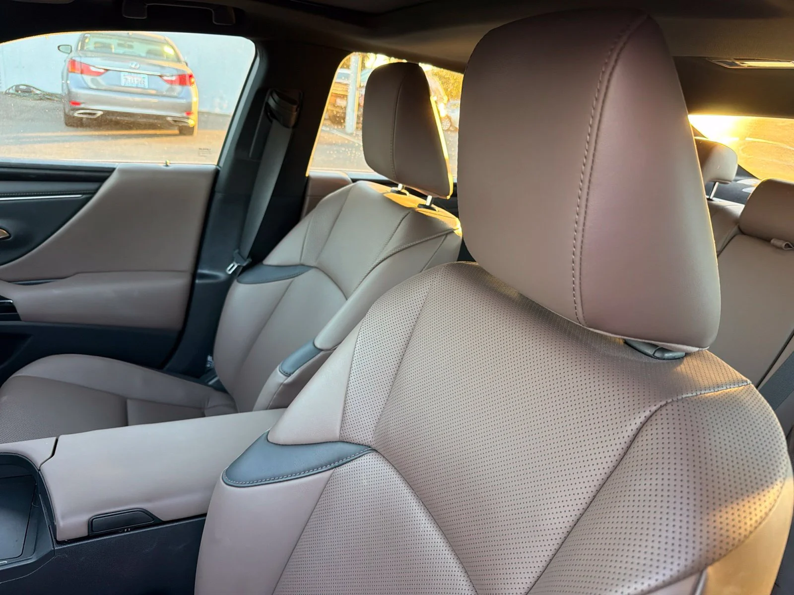 Used 2023 White Pearl Lexus 300h image 8