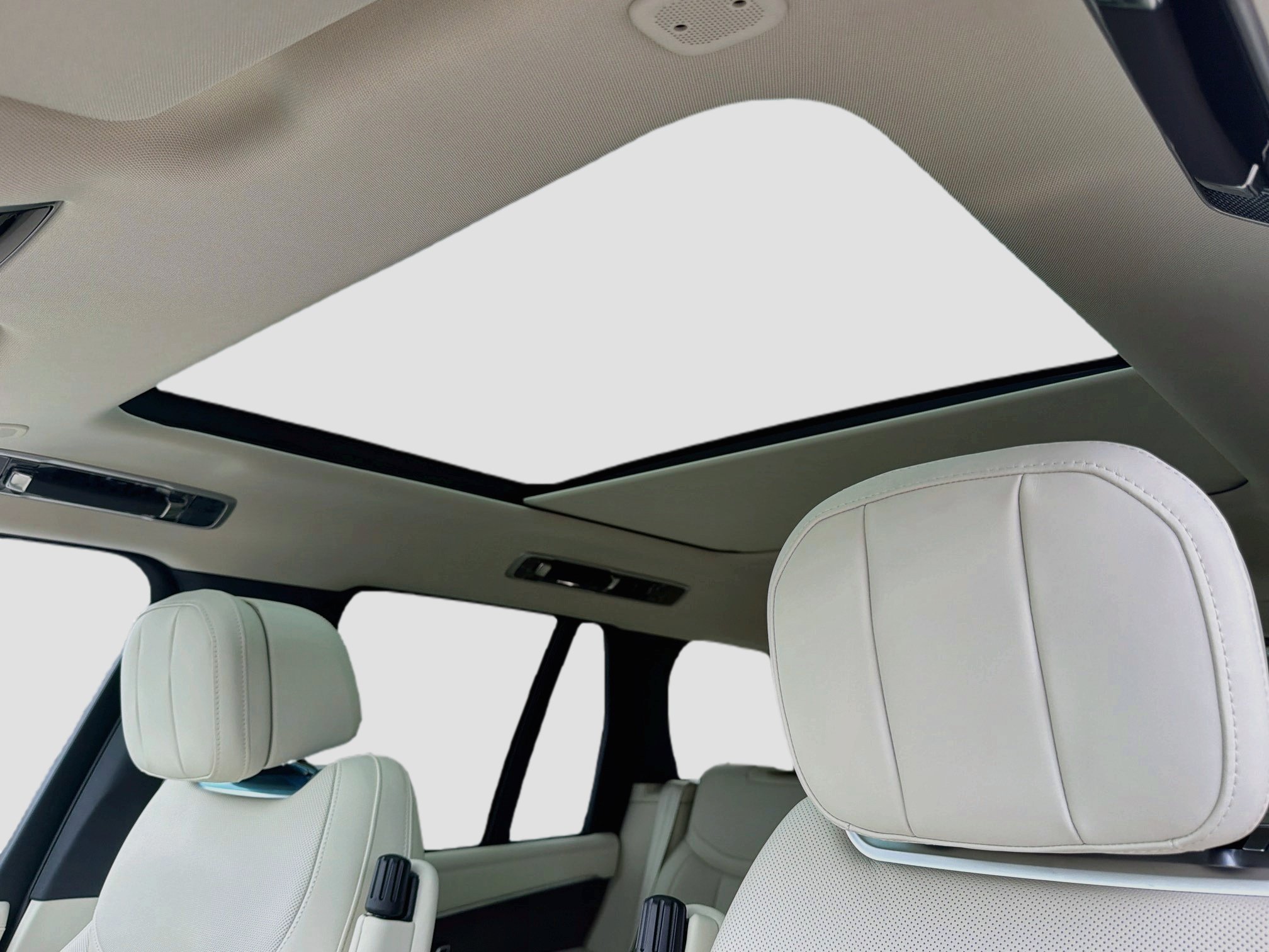 New 2026 Charente Grey Land Rover SE image 28
