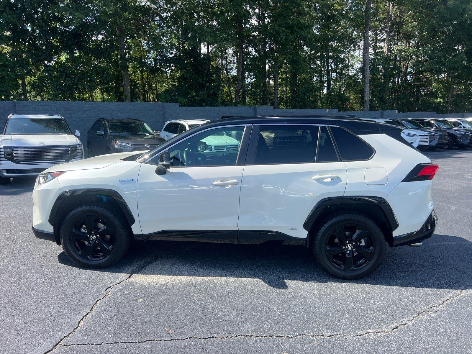 Used 2021 Blizzard Pearl w/Midnight Black Metallic Roof Toyota XSE image 8