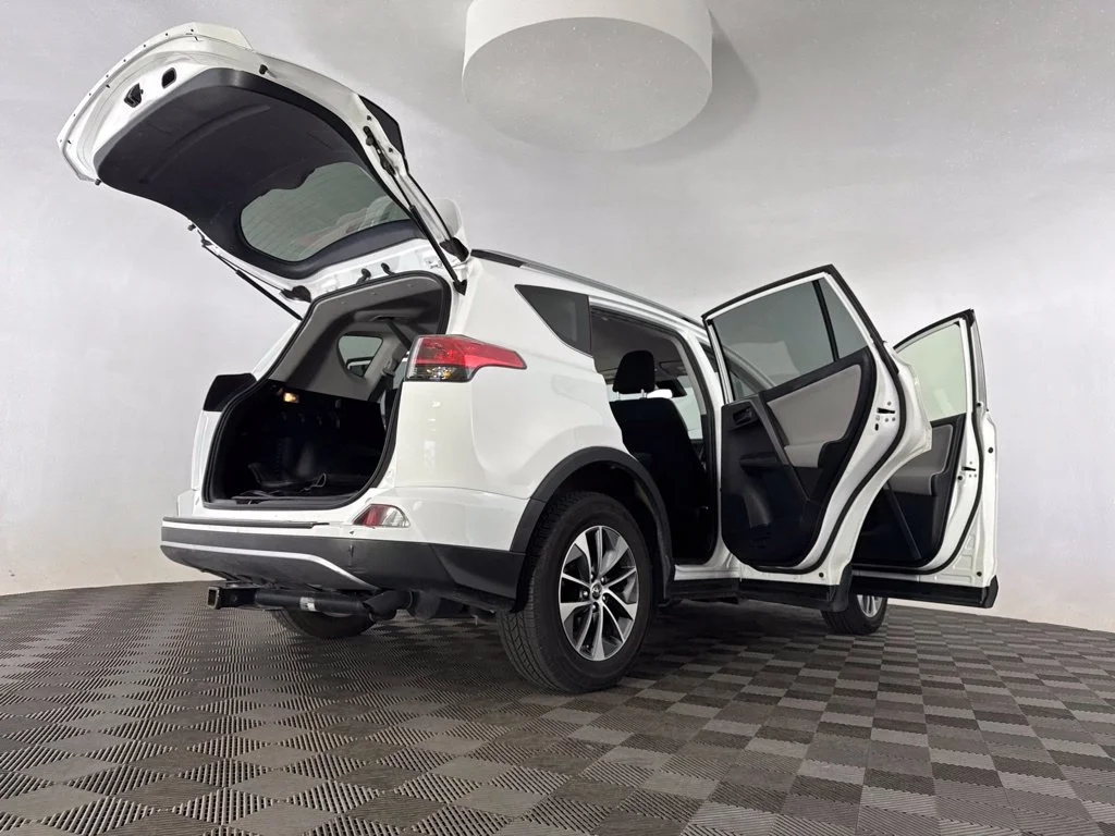 Used 2018 White Toyota LE image 23