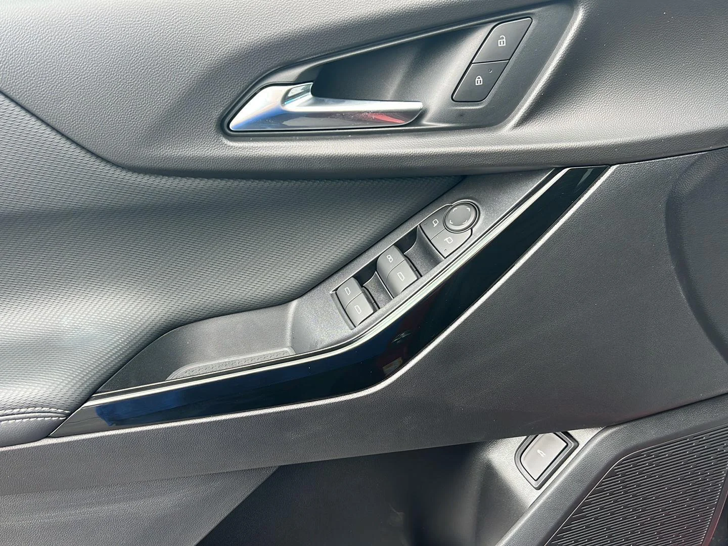 2027 Chevrolet Equinox LT - Photo 12