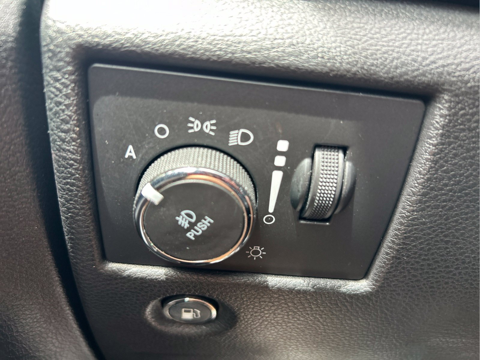 Used 2019 Black Jeep Summit image 25