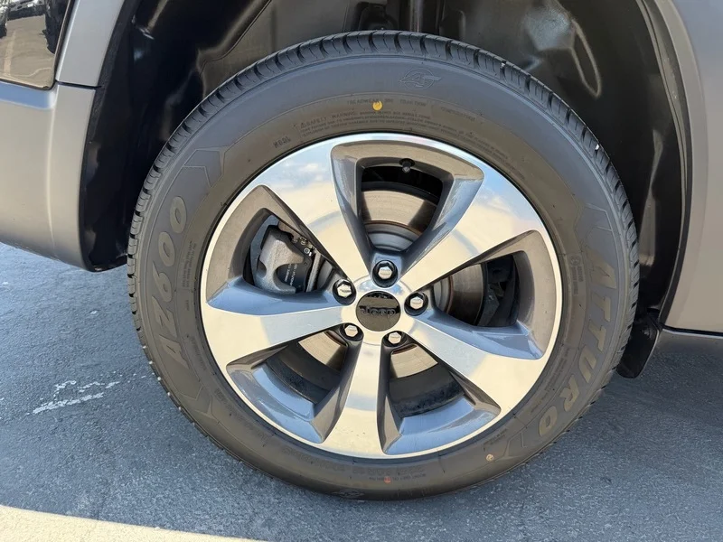 Used 2019 Diamond Black Cry Jeep Limited image 26