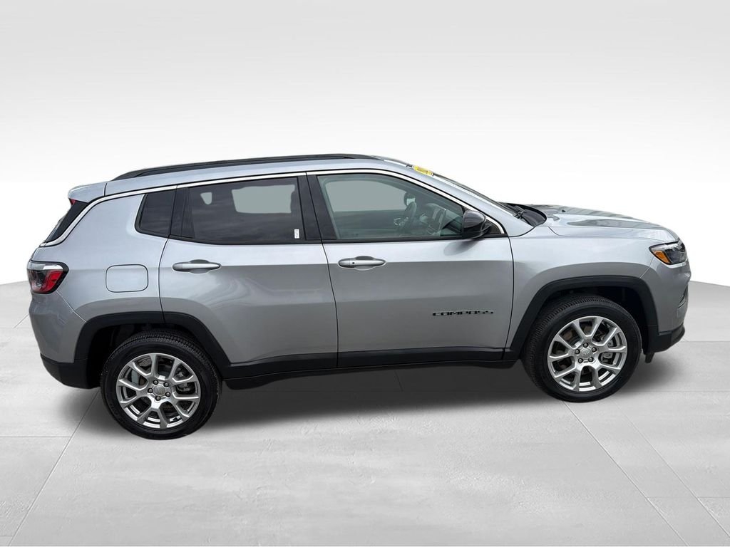 Used 2023 Silver Jeep Latitude Lux image 6