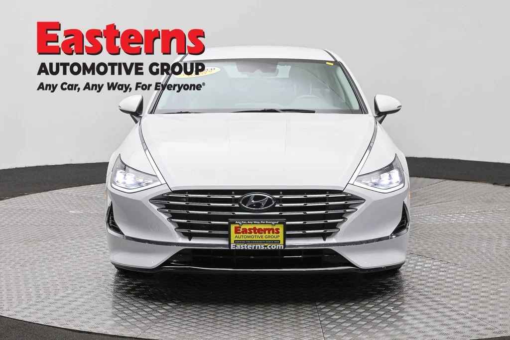 Used 2023 White Hyundai SEL image 2